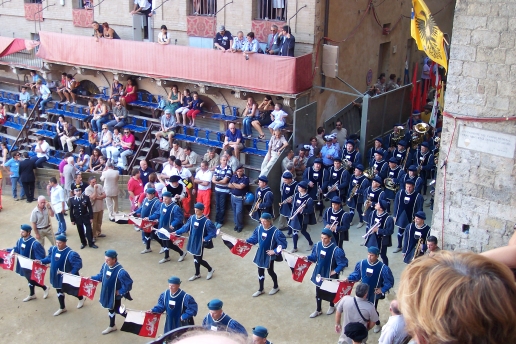 palio parade small.JPG